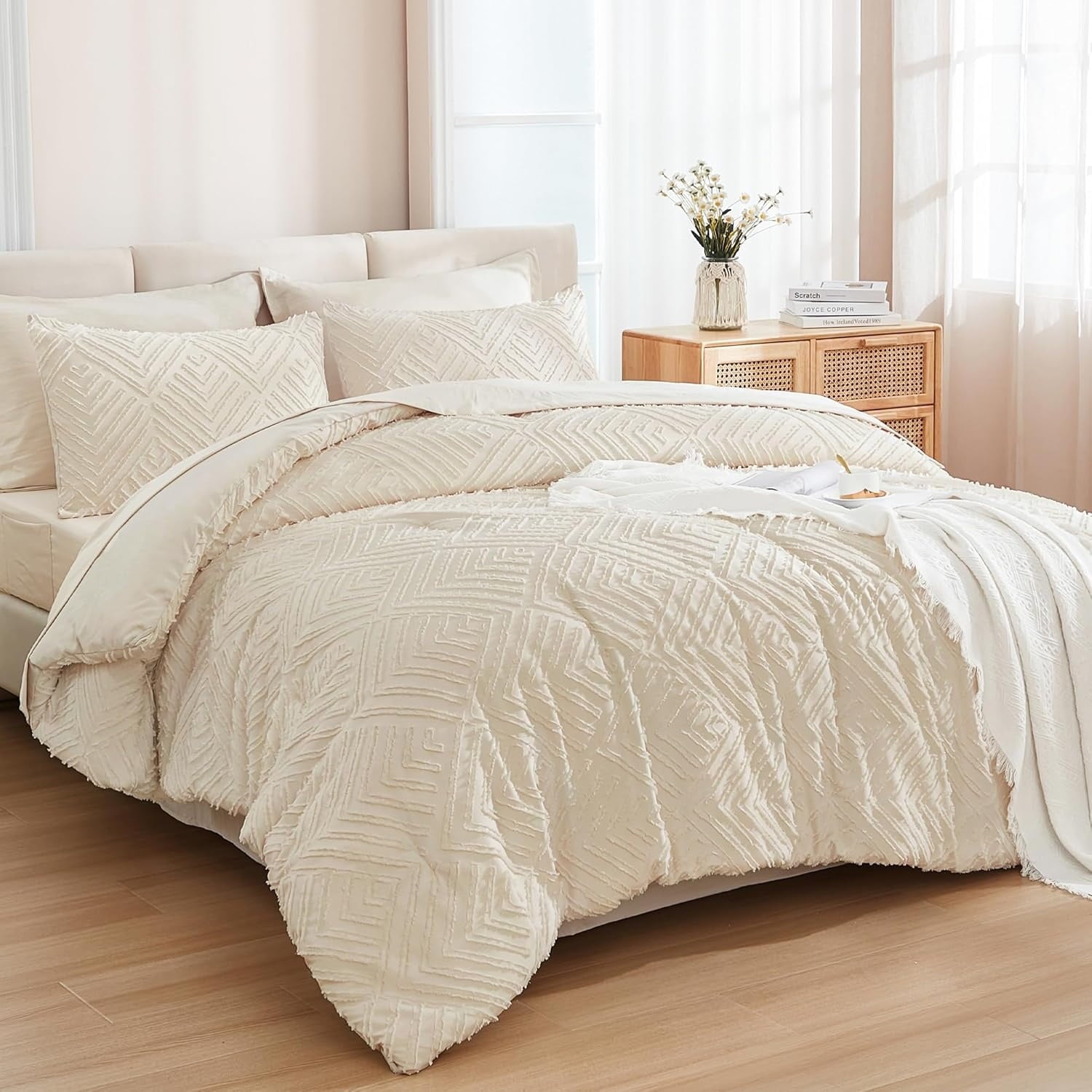 7 Pieces Bed in a Bag   Tufted Bedding Sets Fluffy Lightweight Full Bed Set with Comforter, Sheets, Pillowcases &amp; Shams for All Season